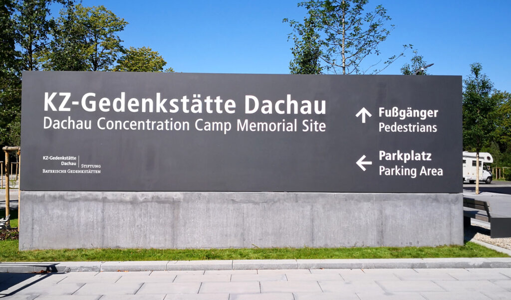 Beschriftung KZ-Gedenkstätte Dachau